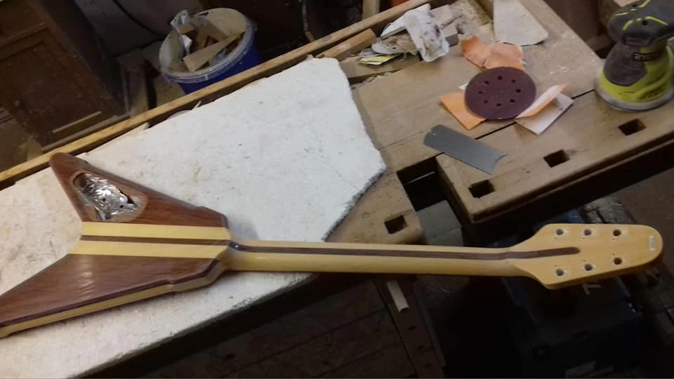 Höfner Venture 1980 Restaurierung – Detailansicht 11 – Gitarrenreparatur Heier Guitars bei Dresden